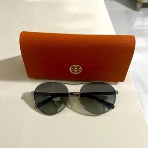 Tory Burch sunglasses  in silver like new 😍